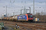 Re 482 013-0 durchfährt den badischen Bahnhof.