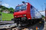 Re 482 029-6. Eigentlich dachte ich, der Gterzug mit seiner blau-roten Cargolok fhrt auf dem Nachbargleis durch den Bhf. Stein-Sckingen (Aargau). Ein kurzer Schreck halt, weil der Zug so dicht an mir vorbei fuhr, aber die Hand blieb ruhig beim Abdrcken. 16.6.2007