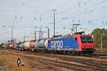 Mit einem Containerzug fuhr am 04.10.2017 die Re 482 000-7  Köln  durch Basel Bad Bf in Richtung Muttenz. (Fotostandpunkt von öffentlich zugänglichen Parkplatz)