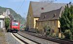 SBB Cargo Re 482 017. vermietet an SBB Cargo International, mit Containerzug in Richtung Bingen (Bacharach, 16.04.19).