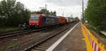 482 001-5 von der SBB-Cargo kommt als Umleiter mit einem langen Containerzug aus Gallarate(I) nach Antwerpen-Oorderen(B) und fährt durch Kohlscheid aus Richtung Herzogenrath und fährt die