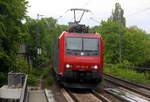 482 001-5 von der SBB-Cargo kommt aus Richtung Aachen-West mit einem Containerzug aus Antwerpen-Oorderen(B) nach Gallarate(I) und fährt durch Aachen-Schanz in Richtung Aachen-Hbf,Aachen-Rothe-Erde,Stolberg-Hbf(Rheinland)Eschweiler-Hbf,Langerwehe,Düren,Merzenich,Buir,Horrem,Kerpen-Köln-Ehrenfeld,Köln-West,Köln-Süd. Aufgenommen vom Bahnsteig von Aachen-Schanz.
Bei Regenwetter am Morgen vom 8.5.2019.