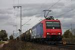 Mit dem  BASF -Zug DGS 49069 (Karlsruhe Rbf - Basel SBB Rbf) fuhr am 28.10.2017 die Re 482 031-2 nördlich von Müllheim (Baden) durchs Rheintal in Richtung Schweizer Grenze.