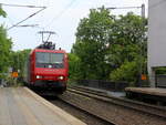 482 017-1 von der SBB-Cargo kommt aus Richtung Aachen-West mit einem Containerzug aus Antwerpen-Oorderen(B) nach Gallarate(I) und fährt durch Aachen-Schanz in Richtung Aachen-Hbf,Aachen-Rothe-Erde,Stolberg-Hbf(Rheinland)Eschweiler-Hbf,Langerwehe,Düren,Merzenich,Buir,Horrem,Kerpen-Köln-Ehrenfeld,Köln-West,Köln-Süd. Aufgenommen vom Bahnsteig von Aachen-Schanz. 
Bei Sonnenschein am Morgen vom 24.5.2019.