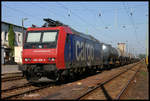 SBB Cargo 482006 wartet am 24.9.2005 vor einem Tankzug im Grenzbahnhof Guben auf die Weiterfahrt. Das Foto ist am Ende des Bahnsteig aufgenommen worden. Man sieht im linken Bildteil noch die Planken des Übergangs! Der Zug steht zwischen Bahnsteig und Bahnhof!
