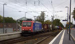 482 008-0 von der SBB-Cargo kommt als Umleiter mit einem langen Containerzug aus Gallarate(I) nach Antwerpen-Oorderen(B) und fährt durch Kohlscheid aus Richtung Herzogenrath und fährt die Kohlscheider-Rampe hoch nach Aachen-West. 
Aufgenommen von Bahnsteig 1 in Kohlscheid. 
Bei Wolken am Nachmittag vom 16.10.2019.