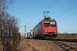 Am Nachmittag des 20.01.2020 fuhr Re 482 029-6 mit einem Containerzug nach Italien bei Hügelheim über die Rheintalbahn durchs Markgräflerland in Richtung Schweiz.