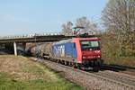 Am Nachmittag des 27.03.2020 fuhr Re 482 028-8  ChemOil Logisitcs AG  mit dem  BASF -Zug DGS 49069 (Karlsruhe Rbf - Basel SBB Rbf) bei Kollmarsreute über die Rheintalbahn in Richtung Denzlingen.