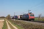 Mit einem Containerzug nach Italien fuhr am frühen Nachmittag des 02.04.2020 die Re 482 003-1 südlich von Buggingen über die Rheintalbahn durchs Markgräflerland in Richtung