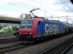 Eine RE 482 von SBB CARGO durchfhrt gerade den Bahnhof Zrich Altstetten in Richtung Basel.