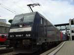 Die MRCE BR 185 566-7 und die RAG Re 482 002-3 fahren mit einem Gterzug aus dem Bahnhof von Spiez am 10.6.2007.