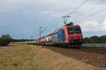 Am späten Nachmittag des 03.06.2020 fuhr Re 482 005-6 mit dem DGS 43011 (Ludwigshafen BASF Ubf - Gallarate) zwischen Neulußheim und Waghäusel über die Rheinbahn in Richtung Graben-Neudorf.