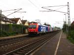 Re 482 047-8 und eine Schwestermaschine ziehen einen Containerzug gen Mannheim durch Karlsruhe-Hasgfeld 8.8.07