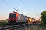Mit einem Containerzug fuhr am Abend des 09.07.2020 im letzten Licht die Re 482 029-6 nördlich von Hügelheim über die Rhewintlbahn in Richtung Buggingen.