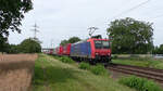 SBB Cargo ist am 27.07.2021 mit 482 002-3 und einem KV-Zug bei Muggensturm Richtung Norden unterwegs.