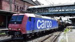 SBB Cargo International AG, Olten [CH] mit der  482 006-4 [NVR-Nummer: 91 85 4482 006-4 CH-SBBC] und einem Kesselwagenzug am 03.08.23 Durchfahrt Bahnhof Hamburg-Harburg.