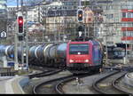 SBB - Lok 482 024-7 mit Güterzug bei der einfahrt im Bhf. Schaffhausen am 26.11.2023