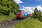 482 020 ist als Lokzug aus dem Tanklager Rümlang kommend unterwegs in Richtung Basel, aufgenommen in Umiken AG am 25.05.2024.