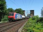Re 482 002 ist am 01.07.2008 mit einem gemischten Containerzug auf der Sdbrcke Richtung Neuss/Aachen unterwegs.