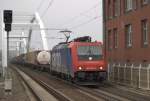 482 040-3 fhrt mit einem Containerzug in Ludwigshafen Mitte Richtung Worms.