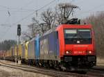 Die Re 482 043, die 185 514 und ES 64 U2 012 mit einem Gterzug von TX Logistik am 04.04.2009 bei der Durchfahrt in Aling.