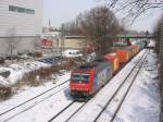 482 024 von SBB Cargo fhrt am 01.03.2005 aus Richtung Mannheim kommend mit einem Gterzug durch Karlsruhe. An dieser Stelle unterquert diese Bahnlinie die Durlacher Allee; das Gelnde des Gter- und Rangierbahnhofs beginnt einige hundert Meter weiter. Der abgebildete Zug hlt whrend der Aufnahme an einem Signal, das nicht im Bild zu sehen ist.