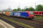 482 020-5 der SBB Cargo mit einem Containerzug in Fahrtrichtung Sden durch Gttingen.