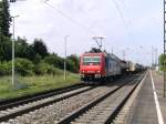 Eine BR 482 der SBB Cargo fhrt von Freiburg nach Basel durch den Bahnhof Buggingen am 27.05.2009.