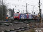 Fliegende bergabe in Aachen-West. Ein SBB-Mitarbeiter hlt ein Dokument hoch, das der Tf, der sich links aus der Kabine beugt, aufnimmt, whrend 482 030-4 mit dem Autozug im Schritttempo in Richtung Kln-Gremberg abfhrt. Aufgenommen am 29/12/2009. 