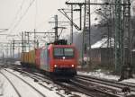 Nun erhlt Re 482 007-2 mit der Container-Rckleistung nach Hamburg-Waltershof Freigabe zur Ausfahrt aus dem Gbf Hamburg-Harburg. Aufgenommen am 23.01.10.