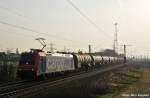 In den ersten Sonnenstrahlen des Tages,kommt SBB Re482 036-1 mit ihrer Kesselfuhre an der bekannten Fotostelle Ahlten vorbei (08.04.10)