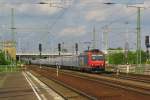 Und beim Umsteigen in Schnefeld machte ich mein  Lieblingsbild  des 25.05.
Es zeigt den DGS 88863 von Knigs Wusterhausen nach Paderborn gezogen von 482 023-9 (meine 1.SBB Cargo auf dem Chip). Sie durchfuhr Schnefeld um 17:14 etwas vor Plan. 
Die 482 fhrt Ersatzweise fr ein 142er Doppel vor dem Zementklinkerzug, welcher leer durchkam.