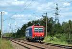 Re 482 027-0 schleicht als Tfzf aus dem Rbf Alte-Sderelbe durch Hamburg-Moorburg Richtung Sden. Aufgenommen am 23.06.10.