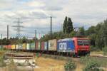 Re 482 014-8 hat am 24.07.10 einen langen Containerzug aus Hamburg-Waltershof am Haken und durchfhrt hier gerade Hamburg-Unterelbe auf dem Weg Richtung Rbf Maschen.