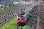 482 027 fhrt am 18.09.10 mit dem Anti-Atomkraft-Sonderzug Basel Badischer Bahnhof - Berlin Hbf am Rbf Halle(S) vorbei Richtung Bitterfeld.