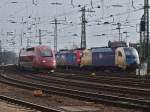 Internationaler Flair am 19.02.2011 im Aachener Hbf. Der Belgische Thalys fhrt von Kln kommend an 183 704-6 der Wiener Lokalbahn und 482 048-6 der SBB, die dort abgestellt sind, in den Bahnhof ein. Wenn der Thalys den Bahnsteig ereicht hat, senkt er die Stromabnehmer und der Fahrdraht wird von dem deutschen 15 kV Wechselstromsystem auf das belgische 3 kV Gleichstromsystem umgeschaltet. Dann geht es ber die Sdrampe weiter durch den Buschtunnel nach Belgien. 