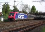 482 042-9 der SBB Cargo und 185 565-9 der MRCE ziehen am 6.