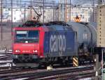 482 031-2 der SBB-Cargo wartet im Bahnhof Stralsund (mit einem Kesselwagenzug) auf den Abfahrtsbefehl.