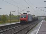 SBB Cargo Re 482 011-4 zieht bei Regen einen kurzen Kesselwagenzug am 05.10.2011 durch Wiesental
