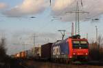 SBB Cargo 482 016 am 10.12.11 mit einem Containerzug bei der Durchfahrt durch Ratingen-Lintorf.
Gru an den Tf!