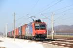 Die SBB 482 018-9 zieht einen Containerzug am 23.02.12.
Aufgenommen bei Hrbach.