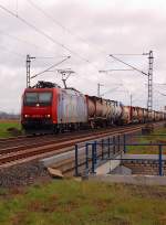 Gen Norden fahrend, kommt die 482 012-2 mit einem Containerzug daher am 30.3.2012