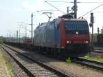 482 011 SBB Cargo steht mit Containerzug in Werdau.