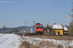 Re 482 049 bringt am 11.02.2012 den zweiten Teil des Tchibo-Zuges nach Neumarkt. Hier ist sie bei Plling.