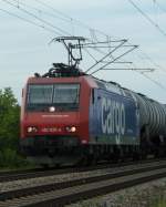 Am 24.08.2012 kam Re 482 025-4 mit einem Kesselwagenganzzug gen Norden. Hier ist der Zug bei Mllheim (Baden).