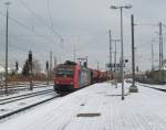 482 017-1 der SBB Cargo zieht am 03. Dezember 2012 einen Getreidezug durch Lichtenfels in Richtung Bamberg.