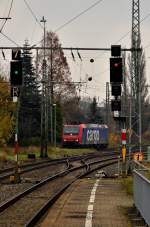 Zwischensignale im Bahnhof Rheydt und im Hintergrund fhrt Lz die 482 018-9 zu sehen auf der Fahrt in Richtung Mnchengladbbach am 24.11.2012