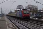 482 023 luft am 27.01.2013 als Wagenlok an einem Holzzug gezogen von SBB Cargo 482 041 mit.