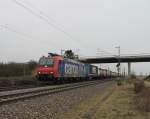 Re 482 002-3 von SBB Cargo am 02.03.2013 mit einem KLV kurz hinter Mllheim (Baden).