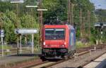 Fnf Jahre lang waren sie tglich in Dillingen zu sehen...
die Loks von SBB Cargo.
Denn 2003 hatte SBB Cargo den Roheisentransport von DB Railion bernommen.
Nach Ablauf des Vertrages von fnf Jahren gingen die Leistungen wieder zurck zur DB.

Nun sieht man sie wieder fter in Dillingen-Saar die Loks aus der Schweiz. Ford Autozge werden von ihr gezogen.

482 045-2 hat Ausfahrt frei auf die  Primstalbahn  Dillingen - Limbach.

Diese Strecke fhrt durch das Httengelnde zum bergabebahnhof der Rogesa und der Dillinger Htte, sowie zu den Ford Werken in Saarlouis.

Bis dorthin liegt auch der Fahrdraht. Ab Km 3,6 beginnt der nun privat von der Firma Meiser in Schmelz/Limbach betriebene Rest der ehemaligen Bahnlinie entlang der Prims.

10.07.2012